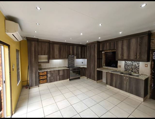 3 BEDROOM TOWNHOUSE FOR SALE IN SAFARI GARDENS